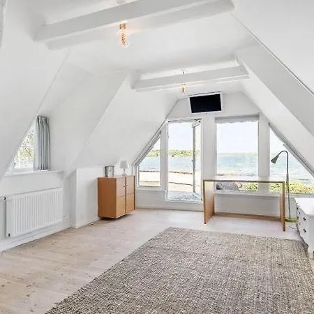 Vakantiehuis Reetdach-ferienhaus-mit-traumhaftem-panoramameerblick Abjerg