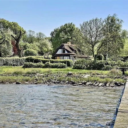 Reetdach-ferienhaus-mit-traumhaftem-panoramameerblick