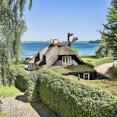Reetdach-ferienhaus-mit-traumhaftem-panoramameerblick Vakantiehuis *