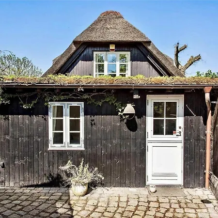 Reetdach-ferienhaus-mit-traumhaftem-panoramameerblick