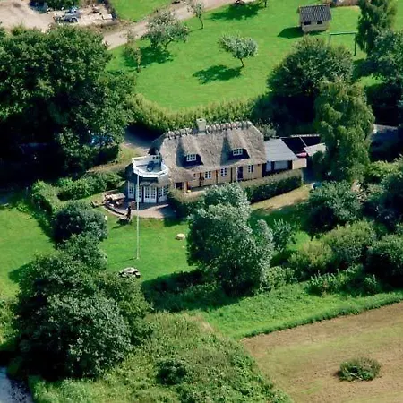 Reetdach-ferienhaus-mit-traumhaftem-panoramameerblick *
