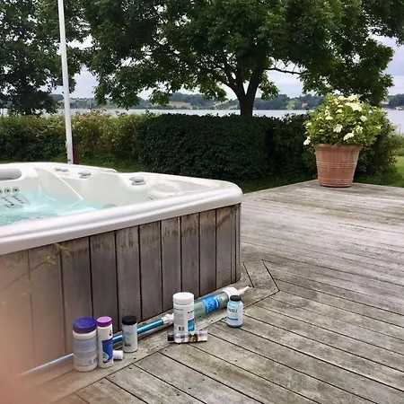 Reetdach-ferienhaus-mit-traumhaftem-panoramameerblick *